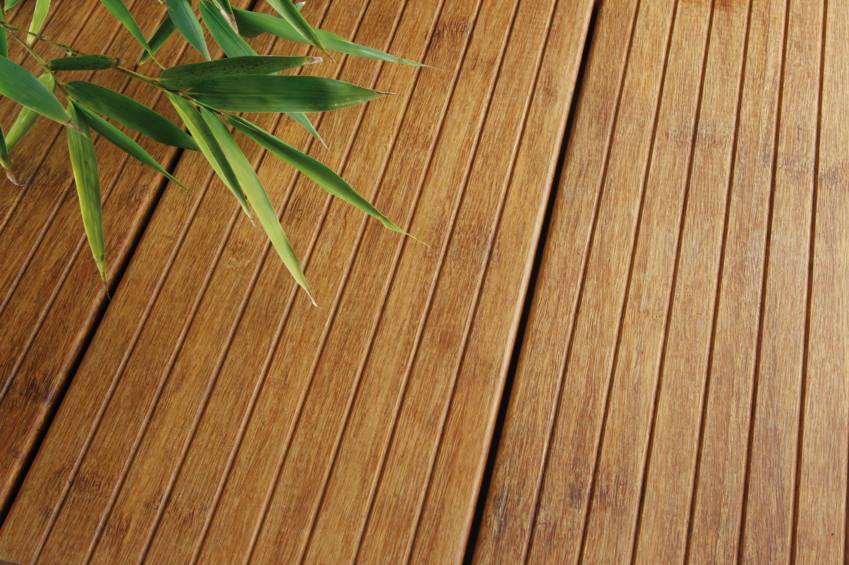 Hellfarbige Terrasse aus wärmebehandeltem Bambus